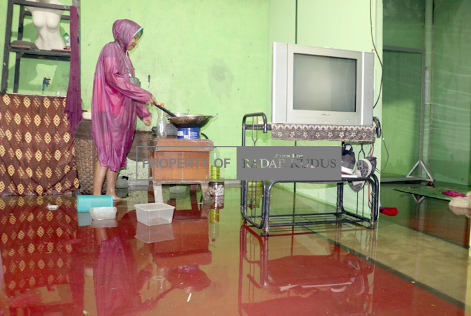 TAK MAU NGUNGSI: Salah satu warga di daerah Desa Tanjung Karang, Jati, Kudus, memasak di dapur kemarin. (DONNY SETYAWAN/ Radar Kudus)