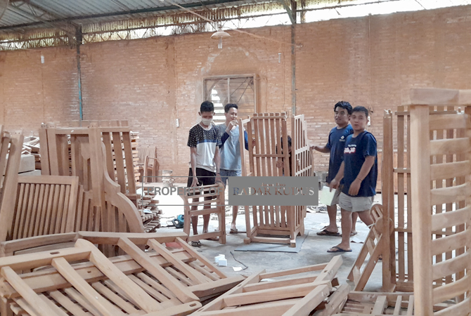 SIBUK: Perajin mebel sedang proses finishing di sebuah gudang mebel belum lama ini. (NIBROS HASSANI/JAWA POS RADAR KUDUS)