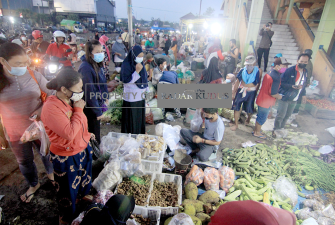 SEMRAWUT: Halaman Pasar Bitingan, Kudus, dipenuhi pedagang sayur jelang Subuh kemarin. (DONNY SETYAWAN/Radar Kudus)