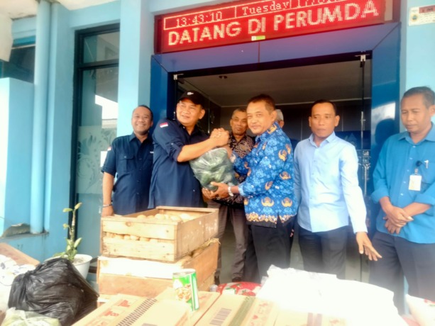 SOSIAL: Perpamsi Jateng memberikan bantuan sembako kepada korban banjir melalui PDAM Kabupaten Pati. (ABDUL ROCHIM RADAR KUDUS)