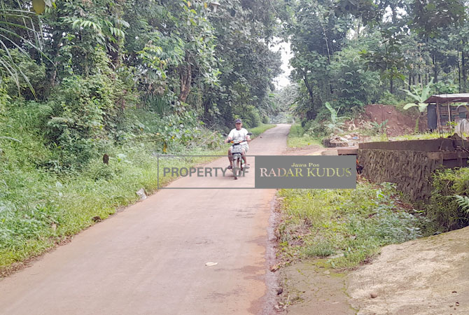 TKP: Seorang warga melintasi lokasi yang menjadi pemberhentian terduga penculik belum lama ini di Ngasem, Batealit. (NIBROS HASSANI/JAWA POS RADAR KUDUS)