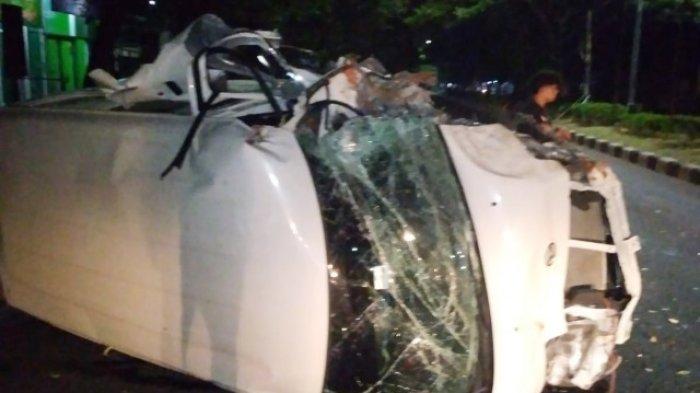 Kondisi mobil Grand Max setelah terguling dan belum dievakuasi di Jalan Jalan Arteri Soekarno Hatta depan STIE BPD Bank Jateng Kota Semarang, Senin (23/1). (Polrestabes Semarang)