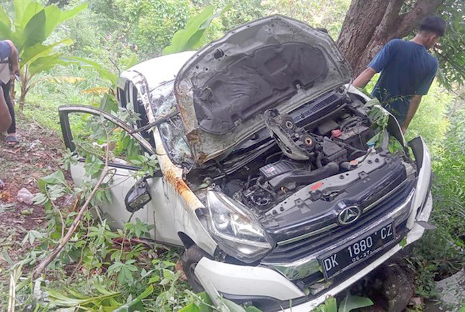 Mobil bule rusia yang jatuh ke jurang sedalam 25 meter di Desa Tigawasa, Kabupaten Buleleng, Bali, Senin (16/1). (dok. Istimewa)