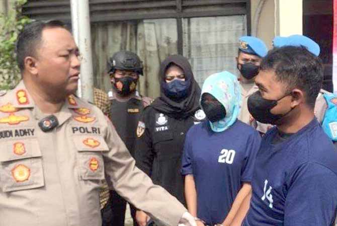 Kapolres Demak AKBP Budi Adhy Buono saat meminta keterangan Pasutri atas Aksi Curanmor di area Persawahan. (TRIBUNJATENG/TITO ISNA UTAMA)