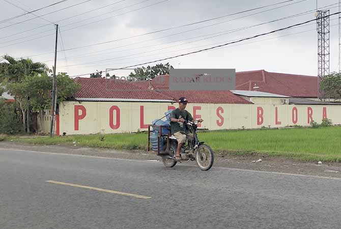 GERAK CEPAT: Beberapa kendaraan tampak melintas di depan kantor Polres Blora, Jumat (15/1). (AHMAD ZA’IIMUL CHANIEF/RADAR KUDUS)