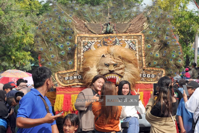 HARMONI: Selain kesenian asli Tionghoa ada pula kesenian Jawa yaitu Reog Ponorogo yang meramaikan kirab Imlek. (ACHMAD ULIL ALBAB/RADAR KUDUS)