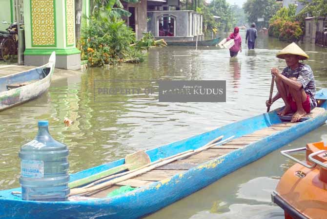 AIR NAIK LAGI: Banjir di Dukuh Ngantru, Desa Mustokoharjo, Pati, naik siang kemarin. Akibat dari kiriman air dari dibukanya bending Wilalung dan dari hulu. (ACHMAD ULIL ALBAB/RADAR KUDUS)