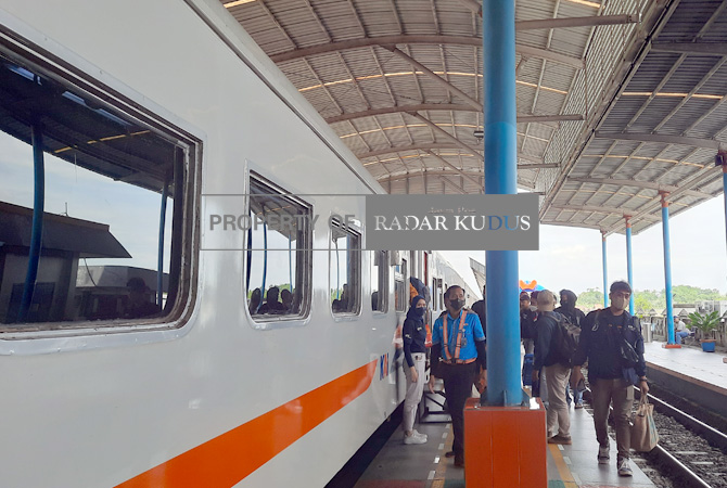MENUNGGU: Penumpang kereta api saat menunggu keberangkatan di Stasiun Ngrombo, Grobogan, Senin (2/1). (INTAN MAYLANI SABRINA/RADAR KUDUS)
