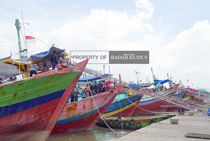 PENUH: Kapal-kapal terlihat parkir memenuhi muara Sungai Juwana di komplek pelabuhan perikanan belum lama ini. (ACHMAD ULIL ALBAB/RADAR KUDUS)
