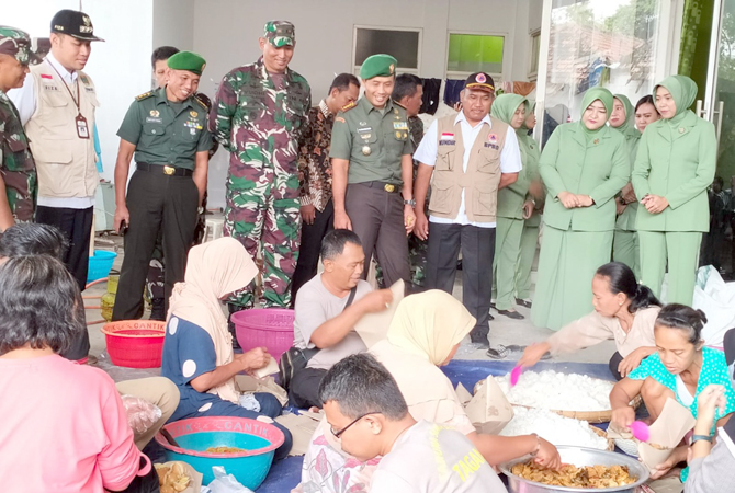 PENGUNGSIAN: Pihak Komando Resort Militer (Korem) 073/Makutarama ditengah-tengah para pengungsi di Balai Desa Jati Wetan pada Kamis (5/1). (KODIM 0722 KUDUS FOR RADAR KUDUS)