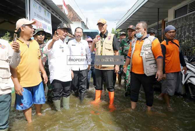 BUTUH PENANGANAN CEPAT: Gubernur Jateng Ganjar Pranowo bersama Pj Bupati Pati Henggar Budi Anggoro sidak banjir di Desa Doropayung, Juwana, Pati, kemarin. (ANDRE FAIDHIL FALAH/RADAR KUDUS)