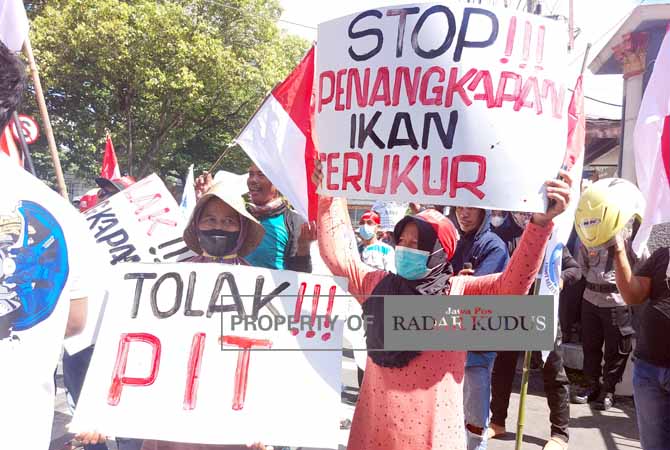 KEBERATAN: Nelayan Juwana berunjuk rasa di depan gedung DPRD Pati, Jumat (13/1). (ANDRE FAIDHIL FALAH/RADAR KUDUS)