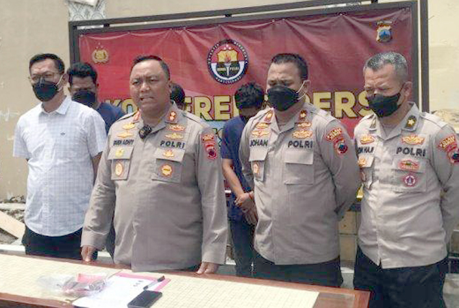 Kapolres Demak AKBP Budi Adhy Buono saat konferensi pers di Mapolres Demak terkait kasus penyalahgunaan BBM Subsidi Solar di Kabupaten Demak. (TRIBUNJATENG/TITO ISNA UTAMA)