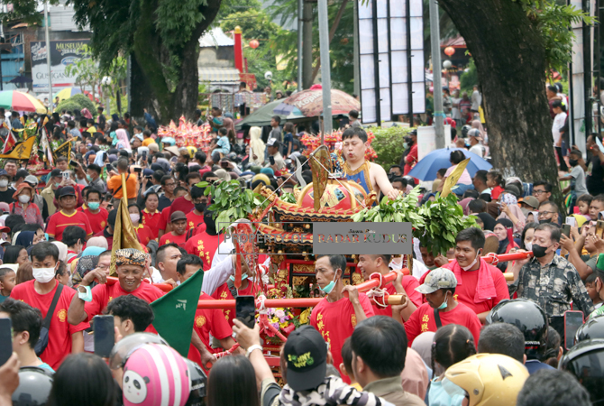 KIRAB BWEE GEE: Peserta kirab mengirab Kong Co di Perayaan Bee Gwee atau Hari Berterima Kasih kepada Dewa Bumi (Kong Co Hok Tek Tjeng Sien) keliling kota Kudus kemarin. Acara itu dibuka atraksi liong dan barongsai. (DONNY SETYAWAN/Radar Kudus)