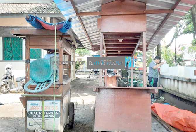 SISA TIGA: Gerobak PKL masih ada di kantor Dinas Perdagangan Kudus, belum diambil pemiliknya. (INDAH SUSANTI/RADAR KUDUS)