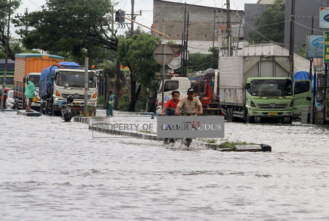 BELUM SURUT: Kondisi jalan Pantura di depan Terminal Jati Kudus, Minggu (1/1). (GALIH ERLAMBANG W/Radar Kudus)