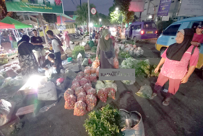 GANGGU LALU LINTAS: Para pedagang sayur di halaman Pasar Bitingan menggelar dagangannya saat dini hari beberapa waktu lalu. (DONNY SETYAWAN/RADAR KUDUS)
