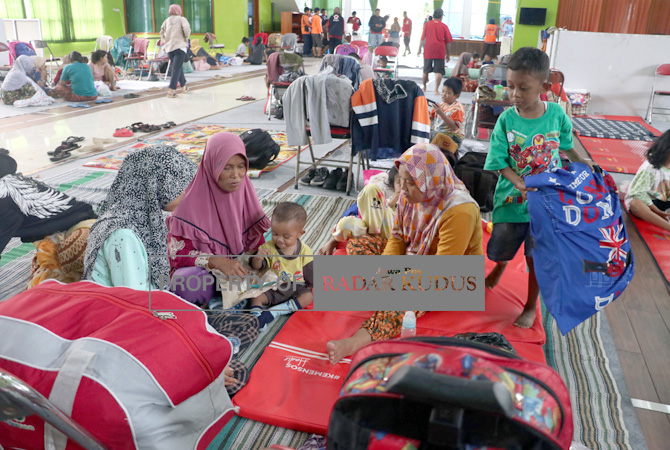 SELAMATKAN DIRI: Sejumlah pengungsi di Balai Desa Jati Wetan, Jati, Kudus terus bertambah. (SEKRETARIAN DPRD KUDUS FOR RADAR KUDUS)