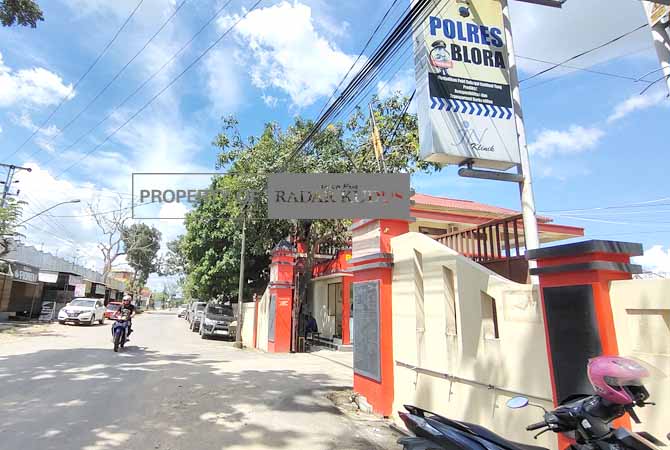 GERAK CEPAT: Beberapa kendaraan tampak melintas di depan kantor Polres Blora, Minggu (15/1). (AHMAD ZA’IIMUL CHANIEF/RADAR KUDUS)