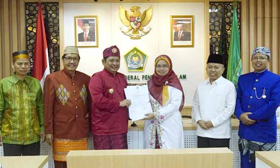Umma Farida, dosen IAIN Kudus dikukuhkan jadi guru besar dalam bidang ilmu hadis. (IAIN for Radar Kudus)