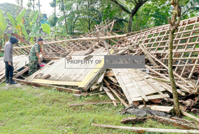 ROBOH: Rumah warga di Dusun Karangpun, Desa Mayahan, Kecamatan Tawangharjo roboh diterjang angin saat hujan deras pada Jumat (6/1) pukul 04.39. (INTAN MAYLANI SABRINA/RADAR KUDUS)