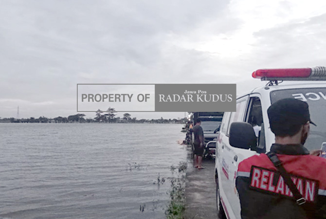 TERJUKAN TIM SAR: Tim SAR melakukan pencairan dua pemuda yang hilang tenggelam di rawa yang di Desa Bulungcangkring, Jekulo, Minggu (1/1). (KEPALA DESA BULUNGCANGKRING FOR RADAR KUDUS)