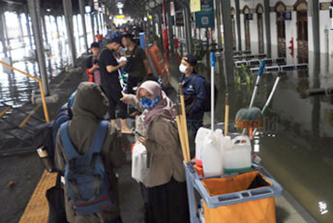 Banjir menggenangi Stasiun Tawang Semarang Sabtu (31/12). (Nurchamim/Jawa Pos Radar Semarang)