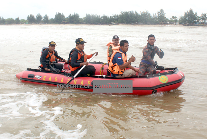TO THE RESCUE: Polairud, Basarnas, BPBD bersama relawan menyisir sekitar pantai Ujung Piring, Mlonggo untuk menemukan pemancing yang hilang (26/01). (NIBROS HASSANI/JAWA POS RADAR KUDUS)