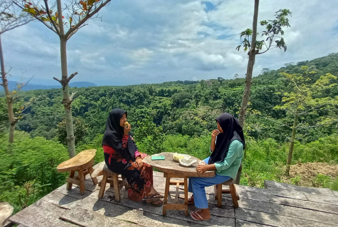 NYANTAI: Warga Dadapan menikmati durian di atas Bukit Rengganis pada Kamis (9/2). (VACHRI RINALDY L/RADAR KUDUS)