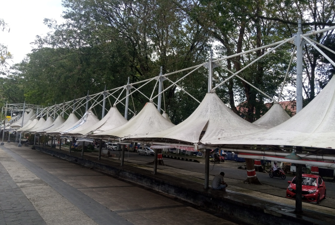 RUSAK: Atap tenda PKL berlubang pada bagian sambungan, Selasa (15/2). (EKO SANTOSO/RADAR KUDUS)
