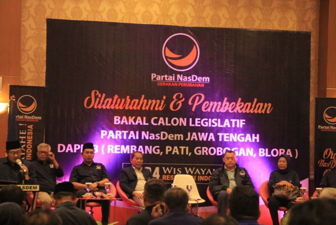 SOLID: Ketua DPD Nasdem Bayu Andriyanto, didampingi sekretaris, bappilu dan fraksi saat acara silahturahmi bacaleg Dapil III Jateng di Rembang, Minggu (19/2). (WISNU AJI/RADAR KUDUS)