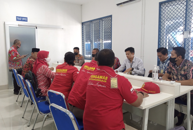 SIDAK: Disnakertrans Jateng bersama Polres Grobogan saat sidak di PT Sai Apparel Godong, Grobogan baru-baru ini. (EKO SANTOSO/RADAR KUDUS)