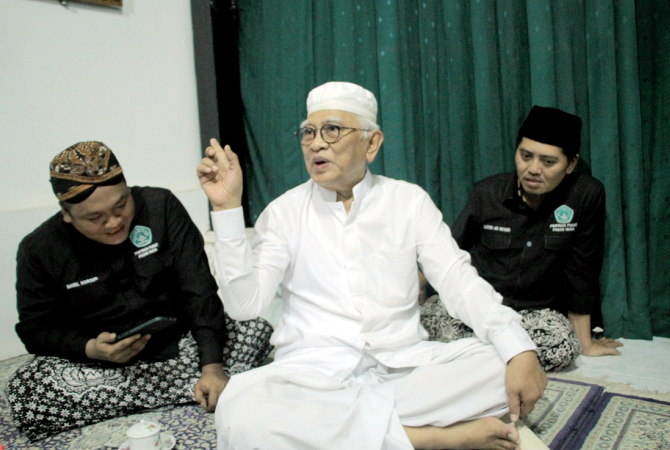 ROMBONGAN: Gus Mus menerima rombongan Pagar Nusa pada Sabtu (28/1). (WISNU AJI/RADAR KUDUS)
