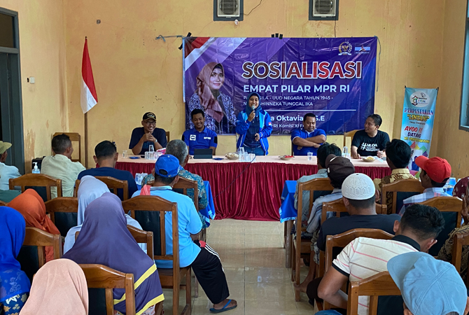 DIALOG: Anggota DPR RI Fraksi Partai Demokrat melaksanakan sosialisasi empat pilar di Desa Tawangrejo, Kunduran, Blora Senin (27/2). (HARMUSA FOR RADAR KUDUS)