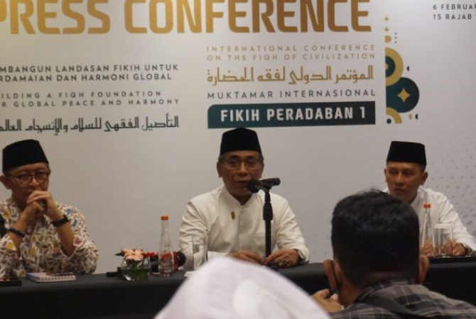 Ketua Umum PBNU KH Yahya Cholil Staquf (tengah). (PBNU/Antara)