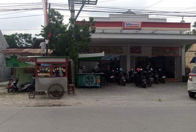 SEPI: Suasana di depan alfamart Grobogan yang jadi tempat kejadian hipnotis, Senin (20/2). (EKO SANTOSO/RADAR KUDUS)