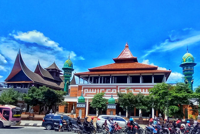 RAMAI: Kendaraan melewati depan Masjid Jami Lasem baru-baru ini. (VACHRI RINALDY L/RADAR KUDUS)