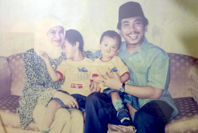 HARMONIS: Ketua Umum PBNU KH Yahya Cholil Staquf berfoto bersama keluarga. (VACHRI RINALDY L/RADAR KUDUS)