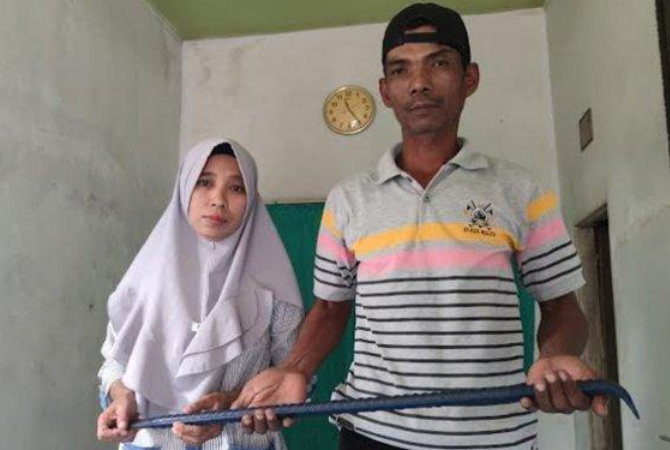 Samsul dan Sumiati menikah dengan mahar linggis. (SURYA.CO.ID)