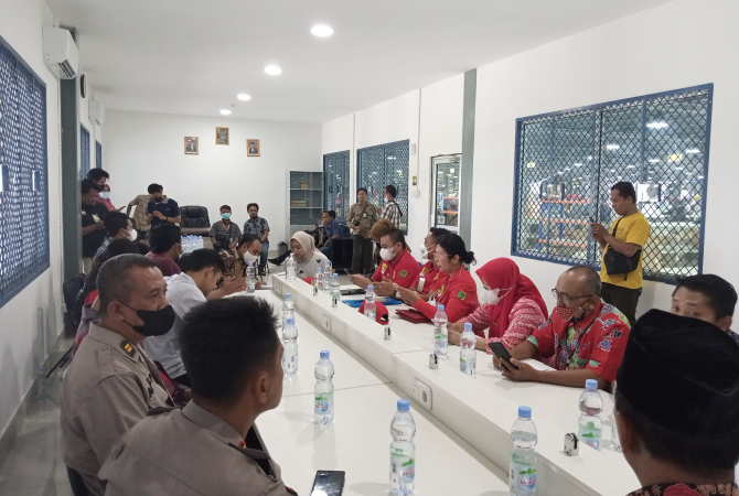 SIDAK: Disnakertrans Jateng menemui manajemen PT Sai Apparel Industries Godong, Grobogan, Jumat (3/2). (EKO SANTOSO/RADAR KUDUS)