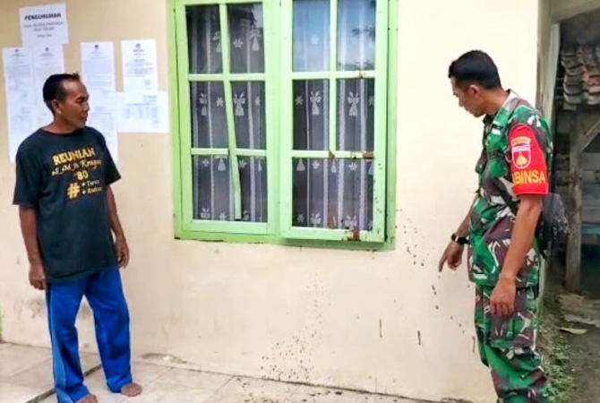 KACA PECAH: Babinsa Desa Terjan dan warga melihat kaca jendela balai desa setelah dirusak warganya pada Sabtu (18/2). (VACHRY RINALDY L/RADAR KUDUS)