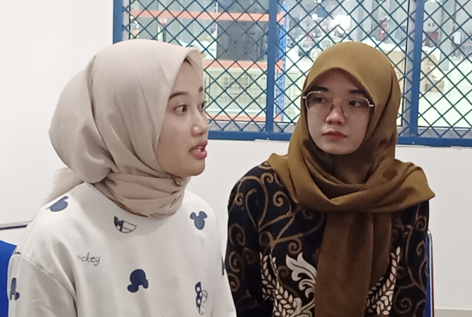 BERANI: Erma (kiri) bersama Mala Ainun (kanan) menyampaikan keluh kesah di audiensi dengan Disnakertrans Jateng dan Manajemen PT Sai Apparel Godong. (EKO SANTOSO/RADAR KUDUS)