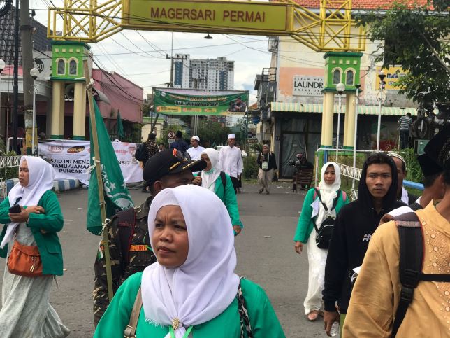 Jamaah satu abad NU memadati kawasan GOR Sidoarjo. Perayaan HUT NU tersebut diperkirakan dihadiri 1,5 Juta orang yang merupakan tamu. ( Dimas Nur Apriyanto/JawaPos.com)
