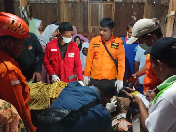 TAK TERSELAMATKAN: BPBD Grobogan bersama PMI mengevakuasi dua warga yang tewas tercebur sumur. (BPBD GROBOGAN FOR RADAR KUDUS)