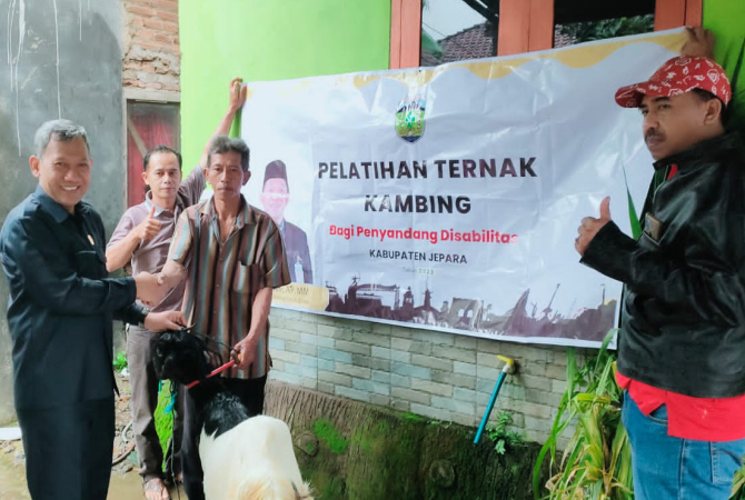 PEDULI: Wakil Ketua DPRD Jepara Junarso memberikan alat fermentasi peternakan kepada warga. (ISTIMEWA)