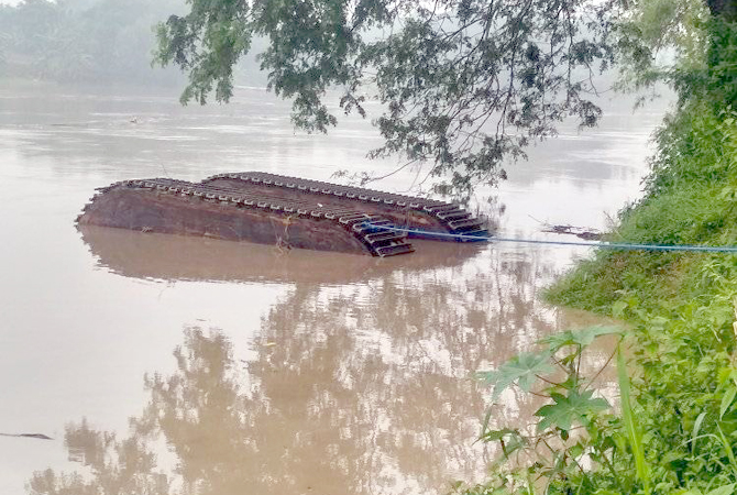 HEBOH: Eskavator terlihat hanyut dengan posisi terbalik ditemukan warga di bawah jembatan Terusan Blora-Bojonegoro (TBB), Minggu (12/2). (ISTIMEWA/RADAR KUDUS)