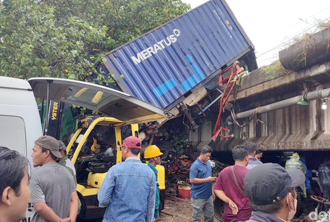 Truk kontainer kecelakaan dan jatuh dari flyover di Jalan Yos Sudarso, Kota Semarang, Senin (27/2). (Afzal Nur Iman/detikJateng)