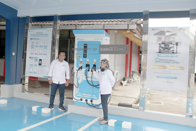 ENERGI TERBARUKAN: Manajer PT PLN UP3 Kudus Narsih menunjukkan SPKLU yang berada di kantor PLN Kudus kemarin. (GALIH ERLAMBANG W/ Radar Kudus)