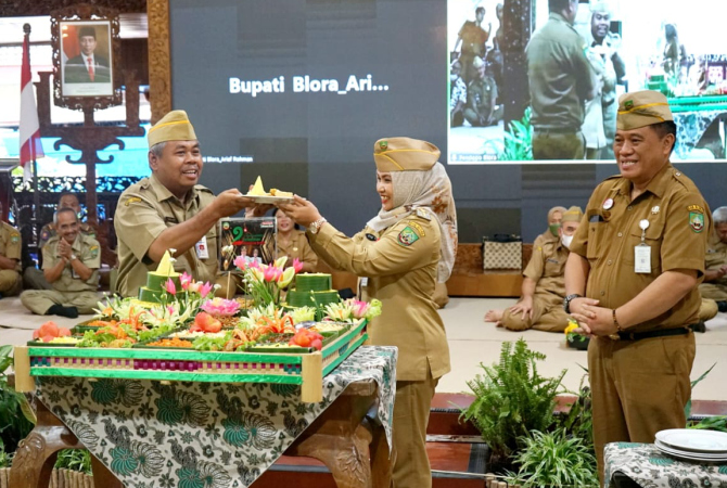 BERKELANJUTAN: Wakil Bupati Blora Tri Yuli Setyowati mewakili Bupati Blora Arief Rohman memimpin apel dan tasyakuran sederhana di Pendapa Rumah Dinas Bupati Blora, sementara Bupati Arief mengikuti secara daring pada Senin (27/2). (PEMKAB BLORA FOR RADAR K