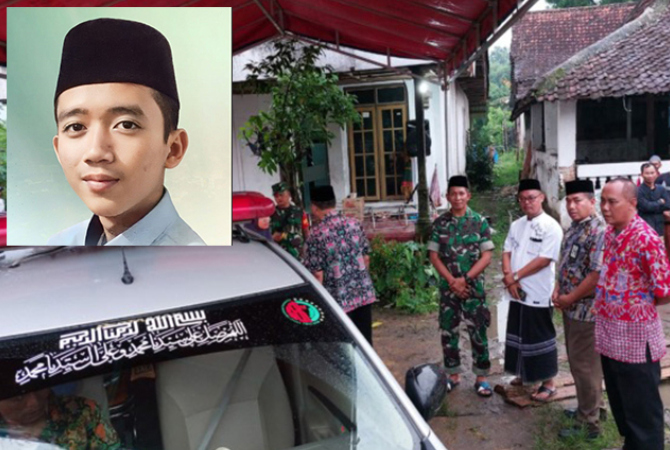 Jenazah Imam Suhrowardi, seorang kader IPNU, saat tiba di rumah duka di Desa Gedangan, Mojowarno, Jombang, kemarin. (Jawa Pos Radar Jombang)